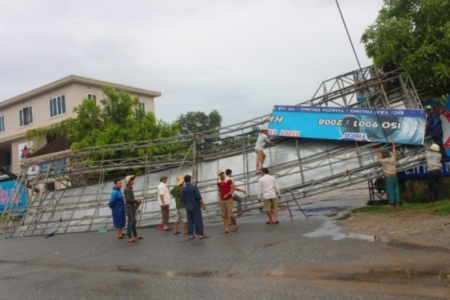 Hà Tĩnh: Bão số 2 đánh chìm 4 tàu cá, nhiều nhà cửa, cây cối gãy đổ