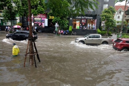 Nhiều tuyến phố Hà Nội "hóa thành sông" sau cơn mưa lớn