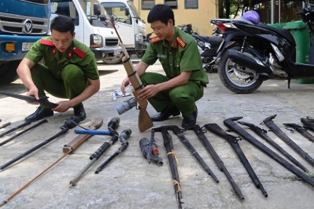 Huyện Cao Lộc (Lạng Sơn): Người dân tự nguyện giao nộp 14 khẩu súng các loại