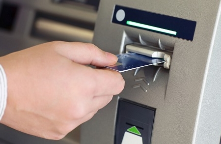 Rút tiền qua ATM ở ngân hàng nào đang miễn phí