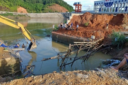 Tuyên Quang: Sập cầu đang thi công, 3 người mất tích