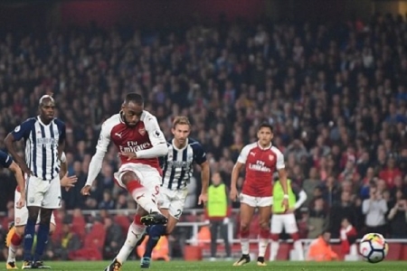 Premier League: Lacazette lập cú đúp, Arsenal bám sát top 4