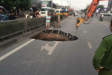 Quảng Ninh: Xuất hiện hố tử thần trên quốc lộ nghìn tỷ