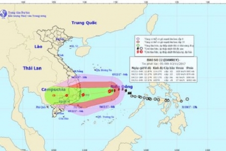 Bão số 12 tiến sát đất liền với sức gió mạnh cấp 10 giật cấp 13