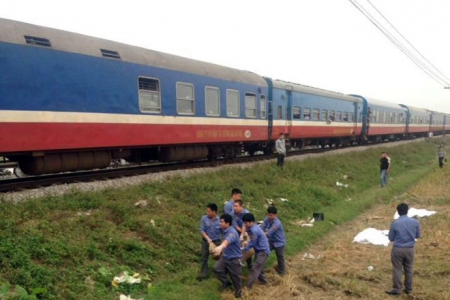 Băng qua đường sắt, ba người bị tàu hỏa tông văng xa hơn 20m