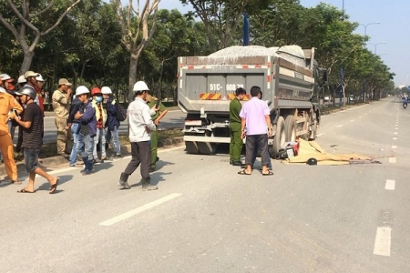 TP. Hồ Chí Minh: Xe máy lao vào đuôi xe ben, hai người tử vong