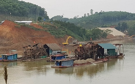 Bị “tuýt còi”, Công ty Lam Sơn vẫn có dấu hiệu khai thác cát?