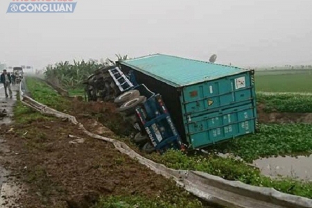 Thái Bình: Tai nạn giao thông, container bay xuống kênh, xe con bẹp rúm