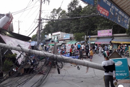 Một cột điện tự dưng gãy đổ, đè bẹp tiệm sửa xe