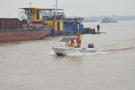 Phát hiện, bắt giữ hàng loạt tàu khai thác cát trái phép ở Hải Dương