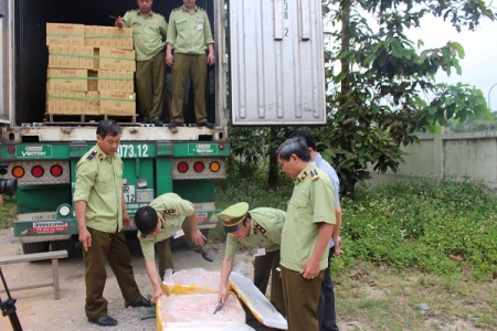 Bắt giữ 5 tấn nầm lợn bốc mùi hôi thối đang trên đường “Nam tiến” đi tiêu thụ