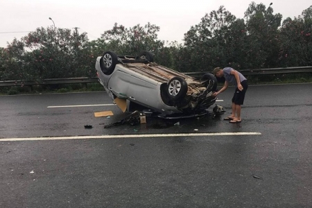 Hà Nội: Tài xế ngủ gật đâm vào dải phân cách, khiến xe ô tô bị lật nhiều vòng