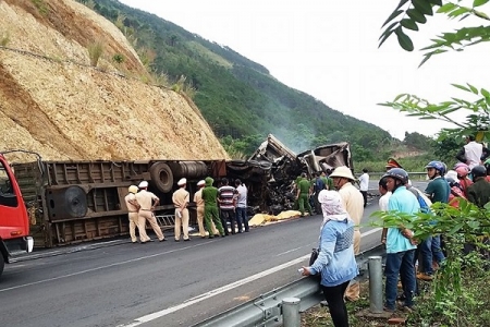 Gia Lai: 2 xe đầu kéo tông nhau, 3 nạn nhân bị chết cháy