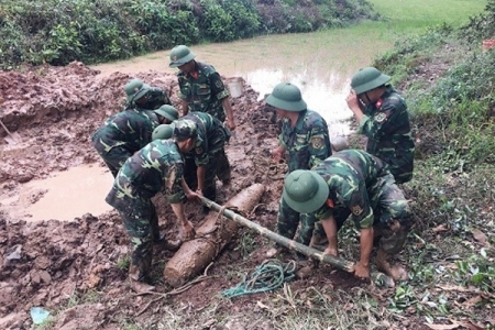 Quảng Ninh: Phát hiện quả bom nặng 225kg nằm dưới ruộng lúa