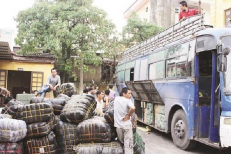 Móng Cái (Quảng Ninh): Bắt quả tang đối tượng tập kết nhiều thùng gạch lậu