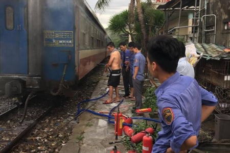 Tàu khách bốc cháy khi đang chạy, hành khách một phen hú vía