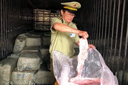 Lực lượng QLTT Đà Nẵng: Phát hiện xe container chở hơn 6,5 tấn phế phẩm động vật bốc mùi