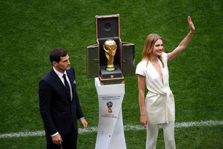 Lễ khai mạc World Cup 2018: Casillas bước ra cùng cúp vàng