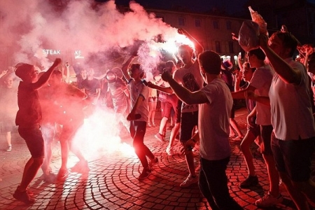 Pháp vào chung kết World Cup 2018, fan cuồng làm loạn Paris