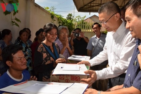 Thăm hỏi đồng bào Việt kiều và bà con Campuchia gặp nạn vì lũ lụt