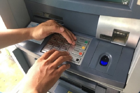 Để tránh nạn rút trộm tiền ATM, NHNN yêu cầu giảm mức rút tiền vào đêm khuya