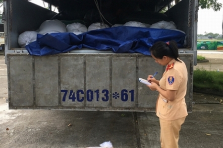 Thanh Hóa: Phát hiện,bắt giữ ô tô chở 750kg mỡ lợn bẩn