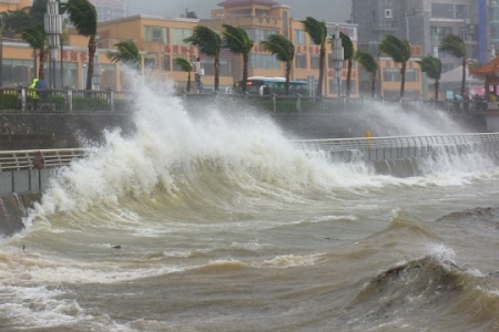 Bão số 5 có khả năng mạnh thêm, siêu bão Mangkhut hướng Bắc Biển Đông