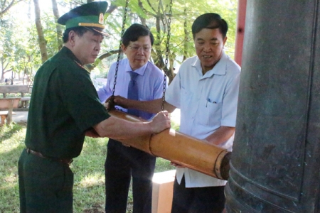 Đoàn đại biểu tham dự 'Hội nghị biểu dương người có uy tín' dâng hương tại Nghĩa trang Trường Sơn