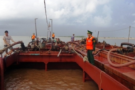 Nam Định: Bắt quả tang hai tàu hút cát trái phép