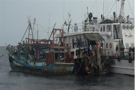 Liên tiếp bắt giữ tàu vận chuyển dầu trái phép