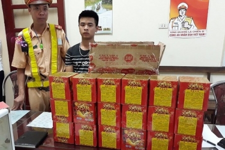 Bắc Giang: Thu giữ gần 30 kg pháo hoa vận chuyển lậu trên đường