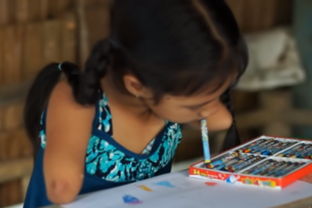 Ước mơ trở thành bác sĩ của cô bé khuyết tật