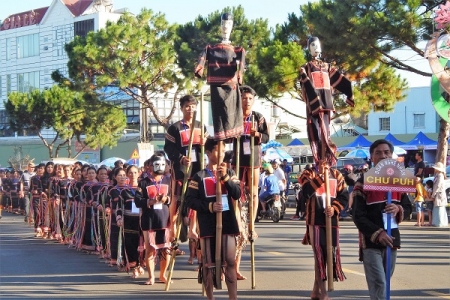 Lễ hội đường phố rực rỡ sắc màu văn hóa tại “Festival văn hóa cồng chiêng Tây Nguyên 2018”