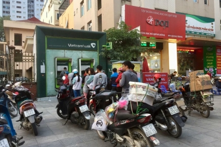 Hà Nội: Người dân xếp hàng dài chờ rút tiền từ cây ATM để về quê ăn Tết