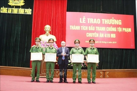 Vĩnh Phúc: Chủ tịch UBND tỉnh khen thưởng tập thể, cá nhân triệt phá đường dây mua bán ma tuý tổng hợp