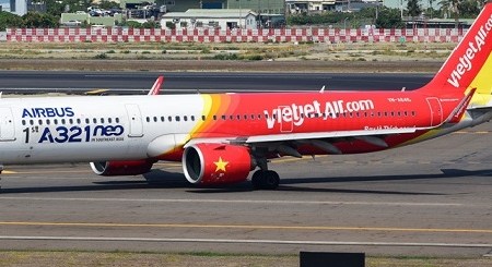 Máy bay Vietjet gặp sự cố bong hỏng tấm ốp cánh trái