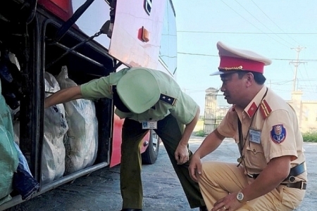 Hà Tĩnh: Gần 1 tấn vải, quần áo không có hóa đơn chứng từ