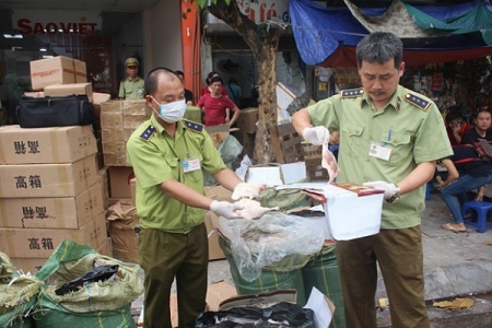 Hà Nội: Thu giữ số lượng lớn hàng hóa nhập lậu tại điểm tập kết hàng nhà xe Sao Việt