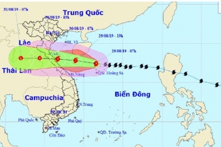 Bão số 4 di chuyển nhanh, Nghệ An - Quảng Trị cấp tốc chống bão