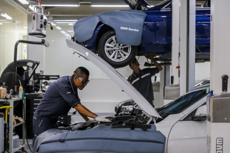 Chuyên gia kỹ thuật của tập đoàn BMW giúp khách hàng chăm sóc xe tại Việt Nam