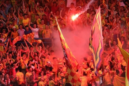 CLB Hà Nội bị 'treo sân' 2 trận, nộp phạt 85 triệu đồng vì pháo sáng