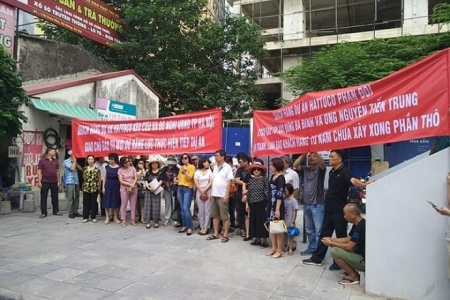 Hàng trăm khách hàng phản đối chủ đầu tư Công ty Cp tư vấn đầu tư xây dựng Ba Đình chậm bàn giao nhà