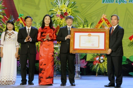 Huyện Vĩnh Lộc đón nhận Bằng công nhận đạt chuẩn nông thôn mới