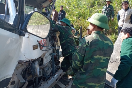 Nghệ An: Xe đoàn từ thiện đâm vào vách núi, 2 người tử vong