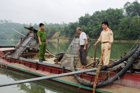 Hà Tĩnh: Liên tiếp phát hiện cát tặc trên sông Lam