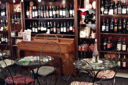 Dán tem rượu nhập khẩu vào Việt Nam: DN phải tự chịu trách nhiệm