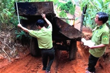 H.Đăk Tô (Kon Tum): Bắt 2 xe máy cày chở gỗ lậu "khủng"