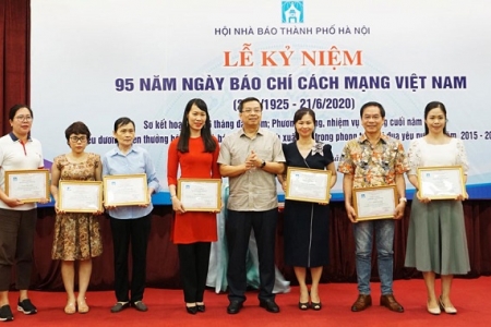 Hội Nhà báo Thành phố Hà Nội khen thưởng 13 tập thể, 31 hội viên