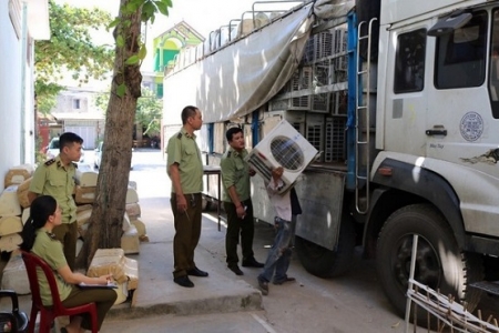 Liên tiếp bắt giữ nhiều lô đồ điện lạnh, điện tử cũ nhập lậu