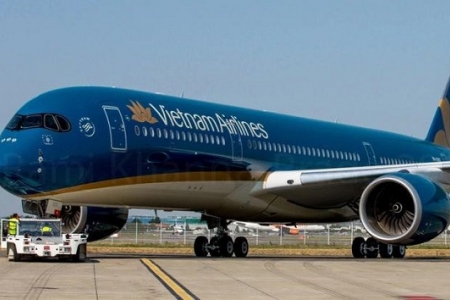 Siêu máy bay Boeing 787-10 Vietnam Airlines va quẹt cầu ống dẫn khách